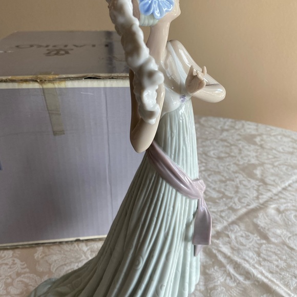 RETIRED 1998 ‘TEMIS LLADRO’ PORCELAIN FIGURINE- Item# 01006283 - Picture 10 of 14